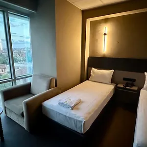 Esse Joven Otel